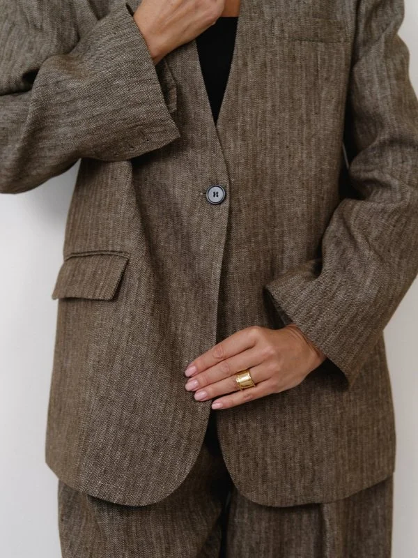 Пиджак без воротника цв.коричневый , рис. елочка - в фирменном магазине спортивной одежды Brillante.by