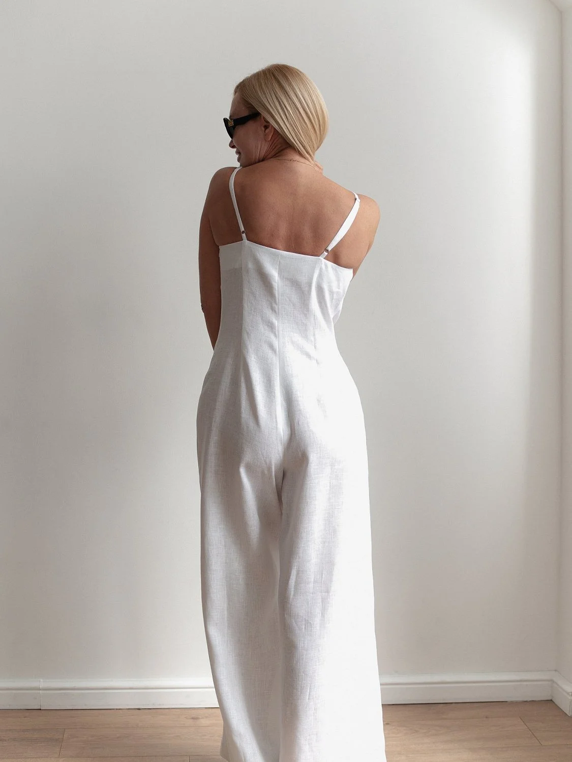 Комбинезон брючный цвет белый